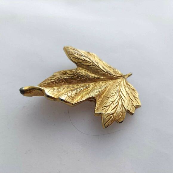 MONET Pin Lot of 2 Feather & Maple Leaf Brooch Textured Gold Tone Vintage Estate - Picture 4 of 10